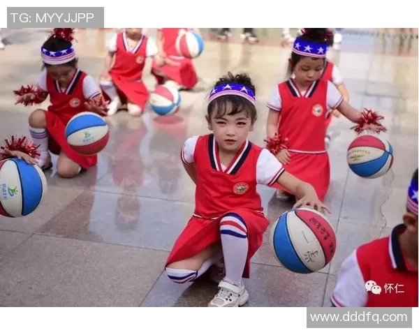 小孩天真戏耍大牌足球球星引发欢乐场面温馨画面感动无数球迷