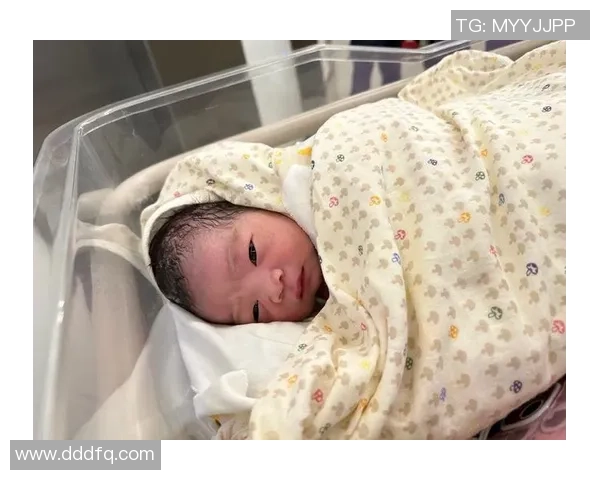 足球巨星温柔时刻赛场外化身好父亲怀抱萌娃温馨画面感动球迷