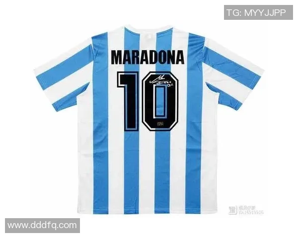 足球巨星签名背后的故事与意义：探索球场之外的个性与影响力