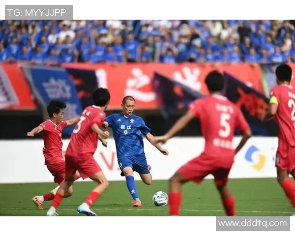 足球明星归国热潮引发全城狂欢球迷欢声雷动机场成热血竞技场