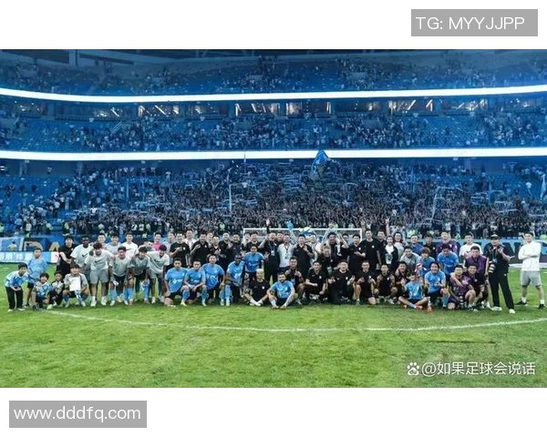 足球球星倒地瞬间展现拼搏精神 向球迷传递不屈不挠的奋斗力量